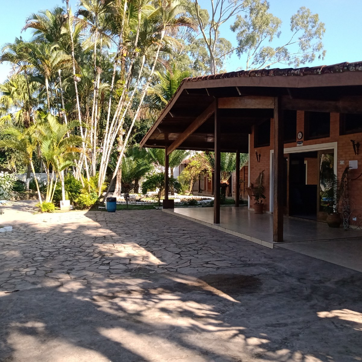 Entrada e varanda da unidade de Itanhaém.