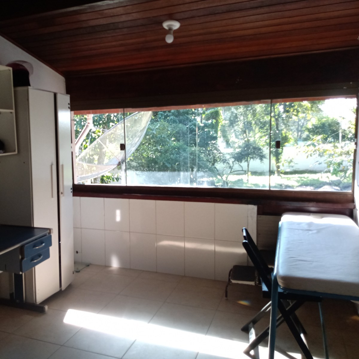 Sala de atendimento/apoio com vista para o jardim.