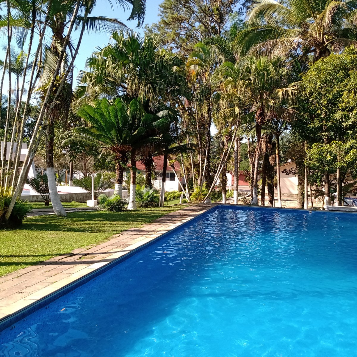 Piscina e área verde da unidade de Itanhaém.